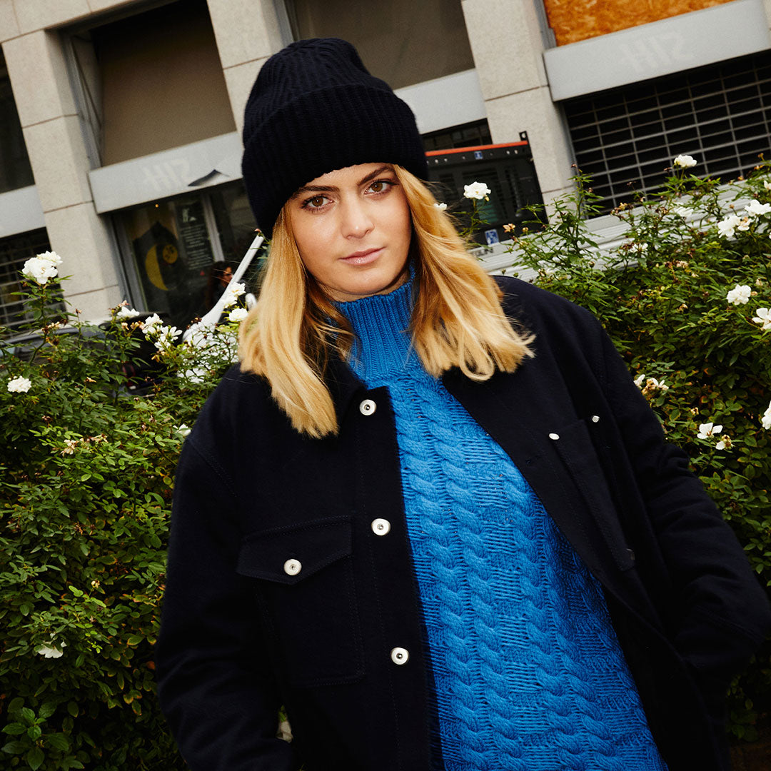 Guendalina Pacifico La Guenda Factory Comica Napoli Etiqueta Latina Maglieria Dolcevita Azzurro Overshirt Paolo Pecora Milano