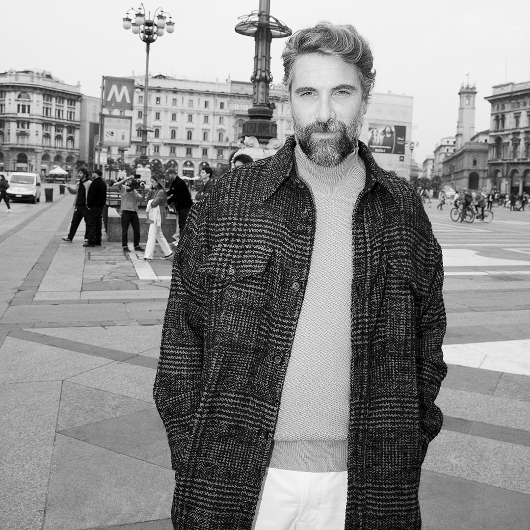 Luca Calvani Attore Conduttore Tv Le Gusciane Design Overshirt Giacca Camicia Lunga Galles Dolcevita Maglia Pantaloni Paolo Pecora Milano